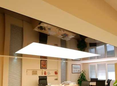 Глянцевые натяжные потолки в офисе